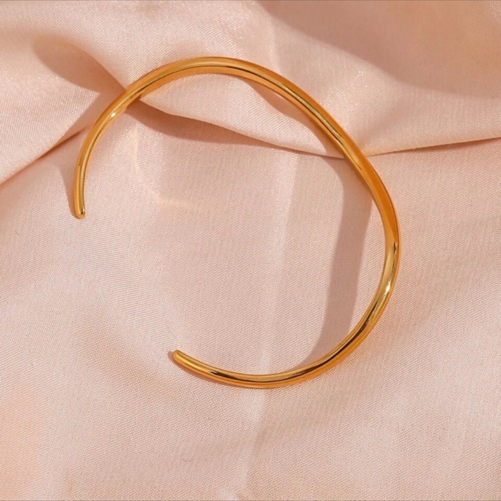 NEW 18K GOLD LUXURY CUFF BRACELET, NICE BRACELET, CUTE BRACELET. - Picture 4 of 7